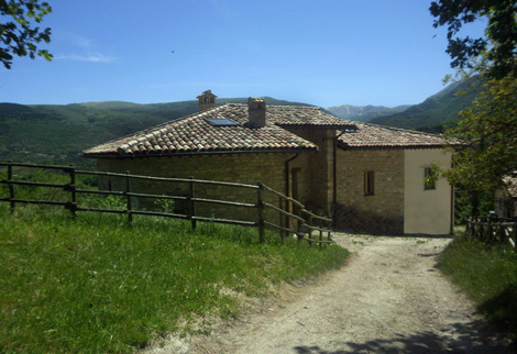 casa con vialetto senza macerie